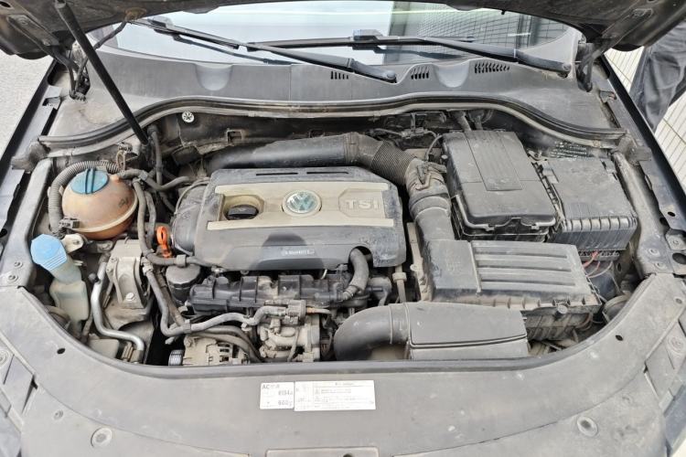 Used Volkswagen Magotan 2012 Revised Version 1.8TSI Leading Edition Engine Bay
