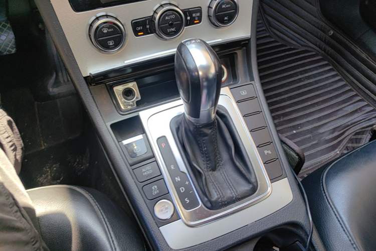 Used Volkswagen Magotan 2012 Facelift 2.0 TSI Prestige Model Gear Lever
