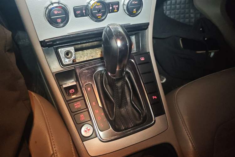 Used Volkswagen Magotan 2012 2.0 TSI Prestige Edition Gear Lever
