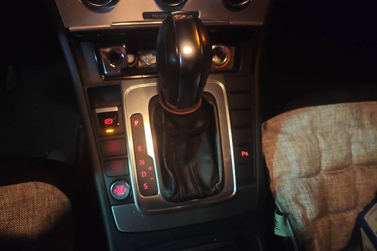 Used Volkswagen Magotan 2012 Travel Edition 2.0 TSI Comfort Version Gear Lever