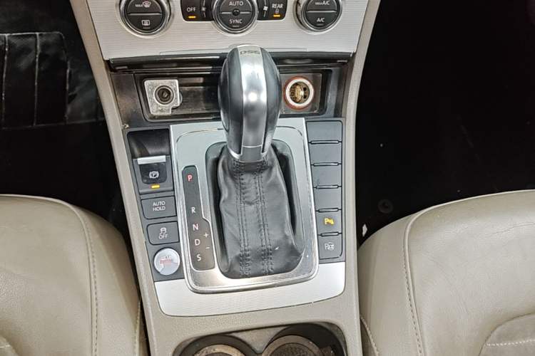 Used Volkswagen Magotan 2012 Revised Version 2.0 TSI Supreme Edition Gear Lever