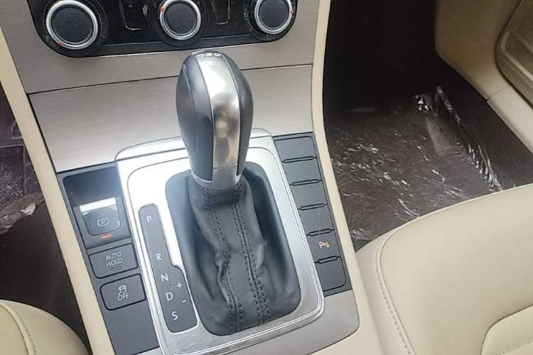 Used Volkswagen Magotan 2012 Revised Version 1.8TSI Leading Edition Gear Lever