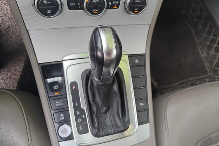 Used Volkswagen Magotan 2012 Facelift 2.0 TSI Prestige Model Gear Lever