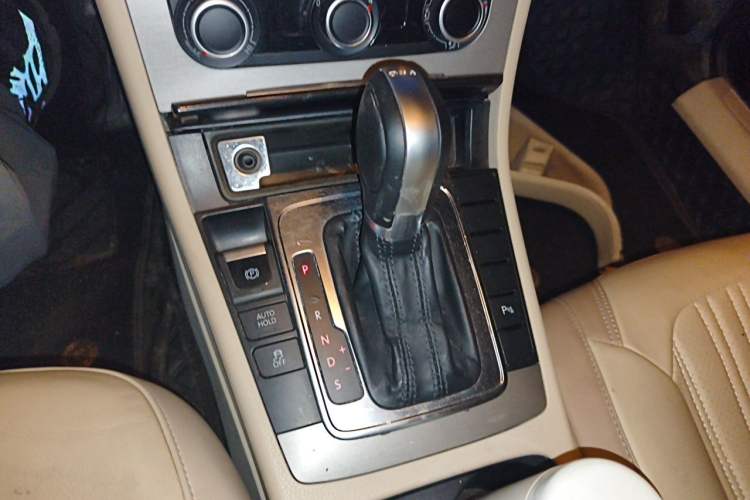 Used Volkswagen Magotan 2012 Revised Version 1.8TSI Leading Edition Gear Lever