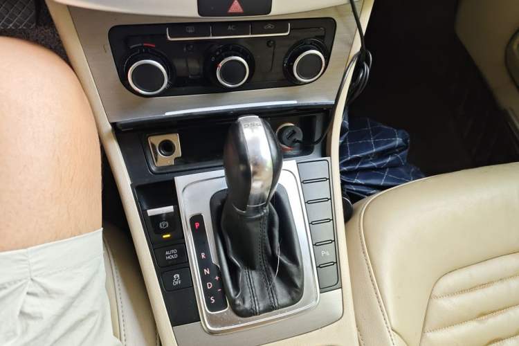 Used Volkswagen Magotan 2012 Revised Version 1.8TSI Leading Edition Gear Lever