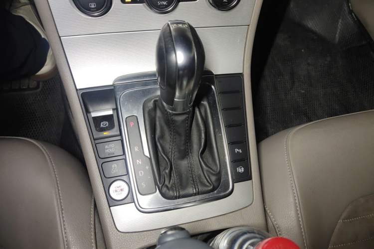 Used Volkswagen Magotan 2012 2.0 TSI Ultimate Edition Gear Lever