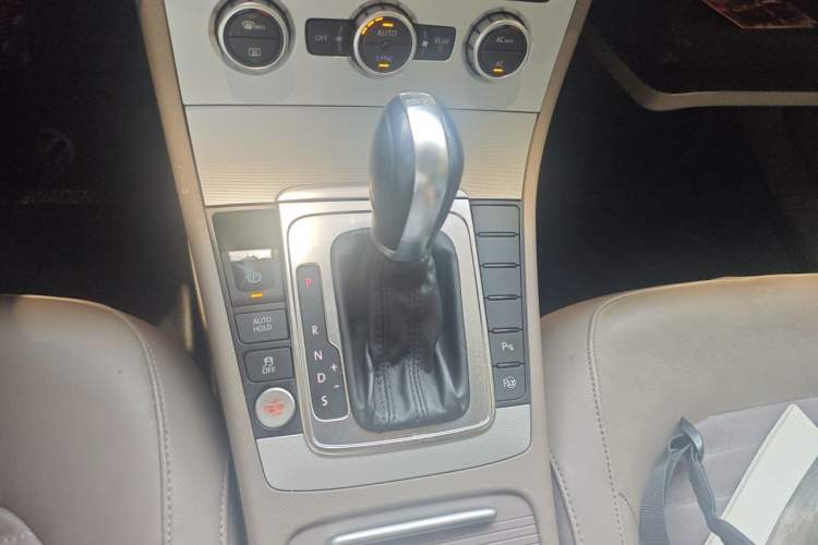 Used Volkswagen Magotan 2012 2.0 TSI Ultimate Edition Gear Lever