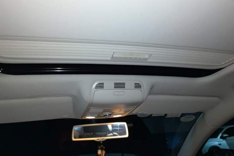 Used Volkswagen Magotan 2012 Revised Version 2.0 TSI Supreme Edition Headliner