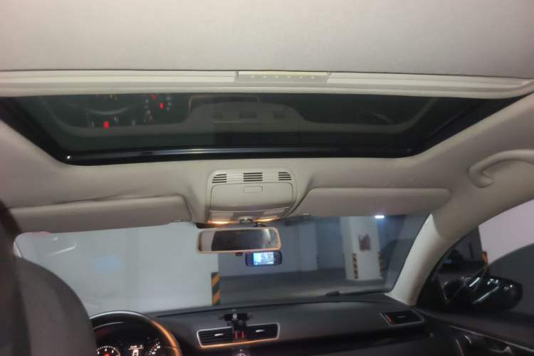 Used Volkswagen Magotan 2012 Revised Version 2.0 TSI Luxury Edition Headliner