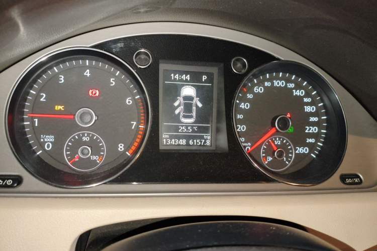 Used Volkswagen Magotan 2012 Revised Version 1.8TSI Leading Edition Instrument Cluster
