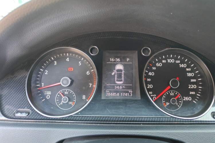 Used Volkswagen Magotan 2012 Revised Version 1.8TSI Leading Edition Instrument Cluster