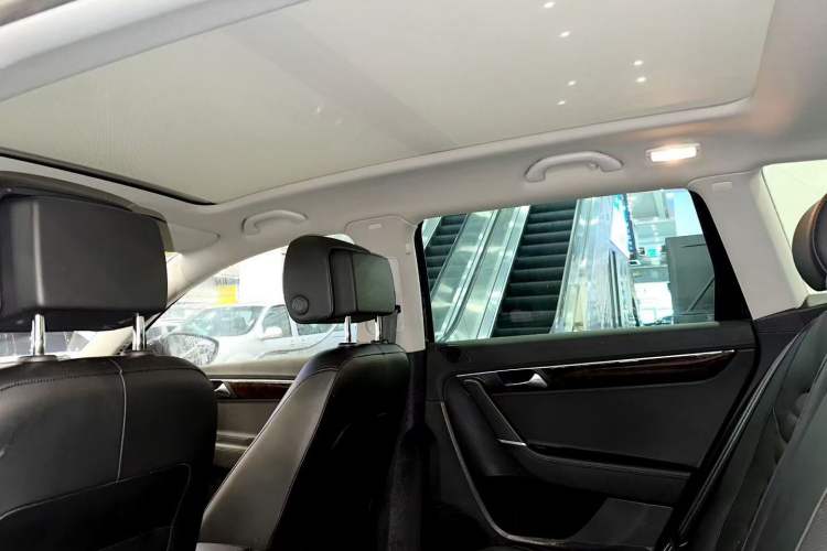 Used Volkswagen Magotan 2012 Travel Edition 2.0 TSI Luxury Version Interior 4