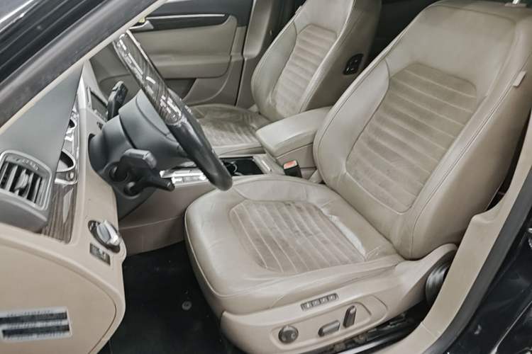 Used Volkswagen Magotan 2012 Revised Version 2.0 TSI Supreme Edition Left Front Seat