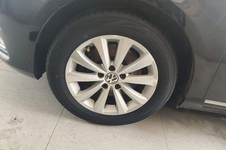 Used Volkswagen Magotan 2012 Revised Version 1.8TSI Leading Edition Left Front Wheel Hub