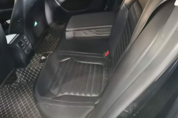 Used Volkswagen Magotan 2012 Revised Version 1.8TSI Leading Edition Left Rear Seat