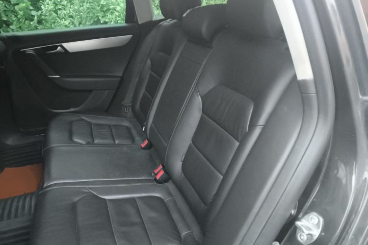 Used Volkswagen Magotan 2012 Travel Edition 2.0 TSI 4x4 Comfort Version Left Rear Seat
