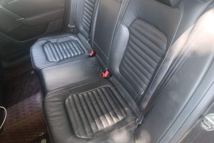Used Volkswagen Magotan 2012 Revised Version 1.8TSI Leading Edition Left Rear Seat