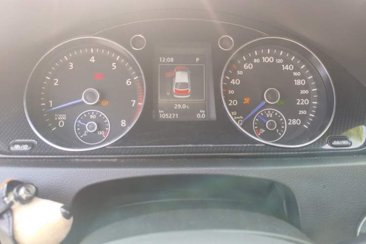 Used Volkswagen Magotan 2012 Facelift 1.8TSI Prestige Model Odometer Close Up