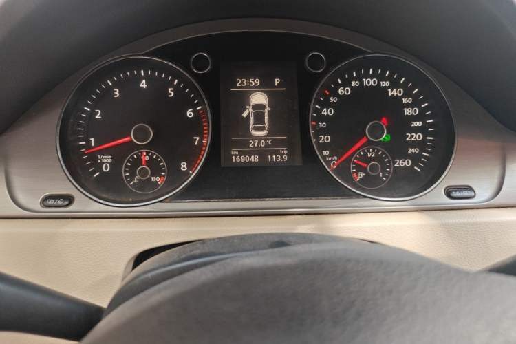 Used Volkswagen Magotan 2012 Revised 1.8TSI Luxury Version Odometer Close Up