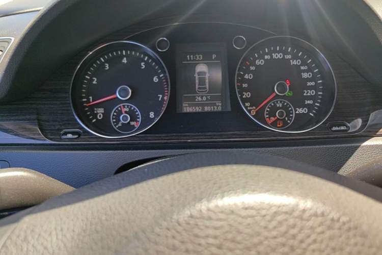 Used Volkswagen Magotan 2012 Facelift 2.0 TSI Prestige Model Odometer Close Up