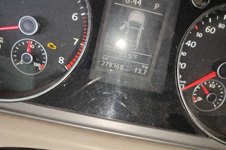 Used Volkswagen Magotan 2012 Revised Version 1.8TSI Leading Edition Odometer Close Up