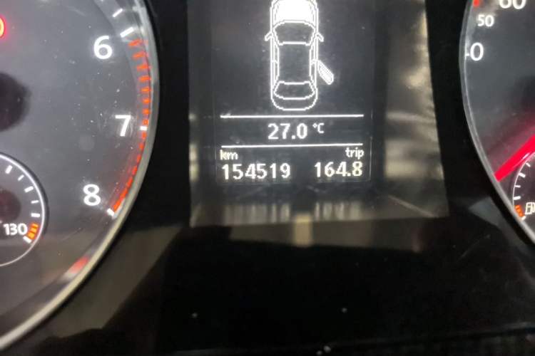 Used Volkswagen Magotan 2012 1.8TSI Luxury Model Odometer Close Up