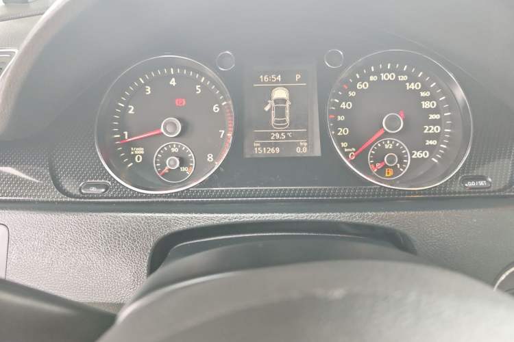 Used Volkswagen Magotan 2012 1.8TSI Luxury Model Odometer Close Up