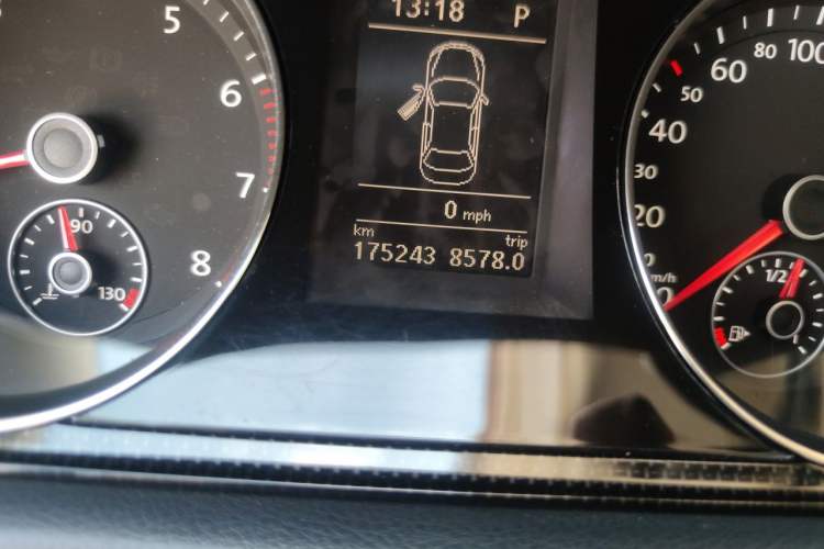 Used Volkswagen Magotan 2012 Revised Version 1.8TSI Leading Edition Odometer Close Up