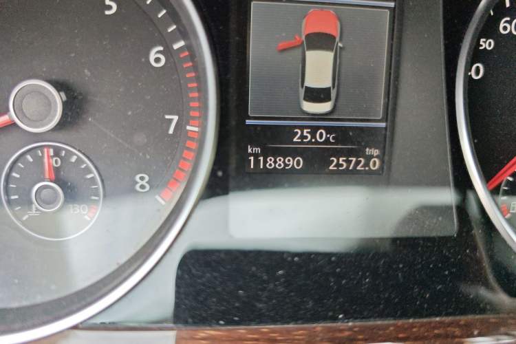 Used Volkswagen Magotan 2012 3.0 FSI Flagship Edition Odometer Close Up