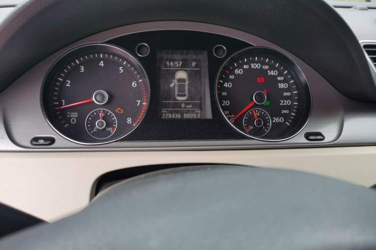 Used Volkswagen Magotan 2012 1.8TSI Luxury Model Odometer Close Up