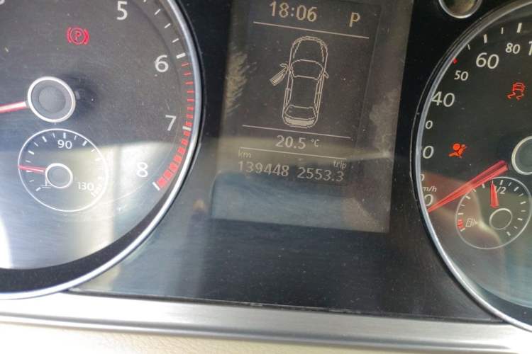 Used Volkswagen Magotan 2012 Revised Version 1.8TSI Leading Edition Odometer Close Up