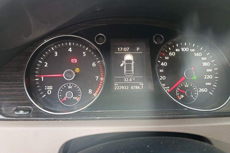 Used Volkswagen Magotan 2012 Facelift 2.0 TSI Prestige Model Odometer Close Up