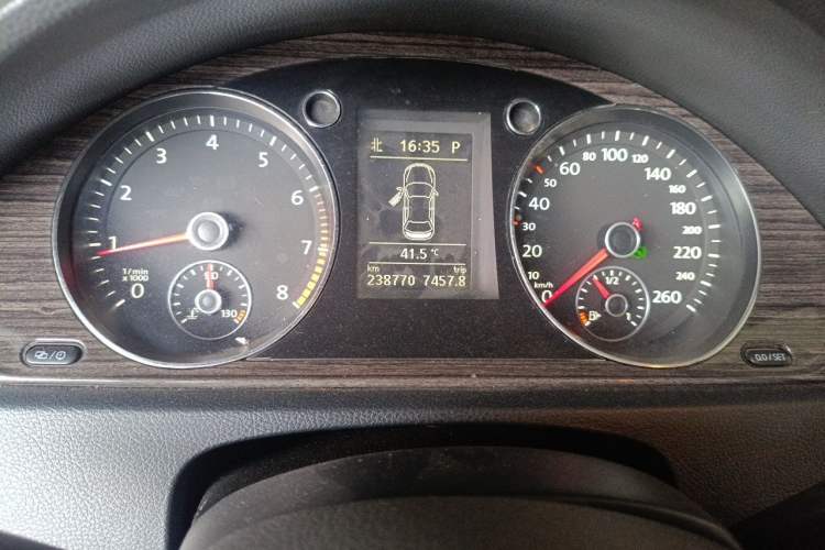 Used Volkswagen Magotan 2012 Revised Version 2.0 TSI Supreme Edition Odometer Close Up