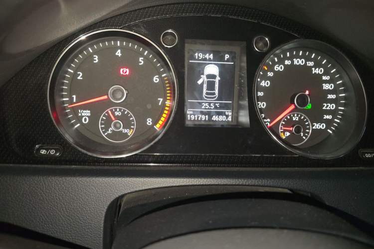 Used Volkswagen Magotan 2012 1.8TSI Luxury Model Odometer Close Up