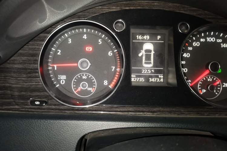 Used Volkswagen Magotan 2012 2.0 TSI Prestige Edition Odometer Close Up
