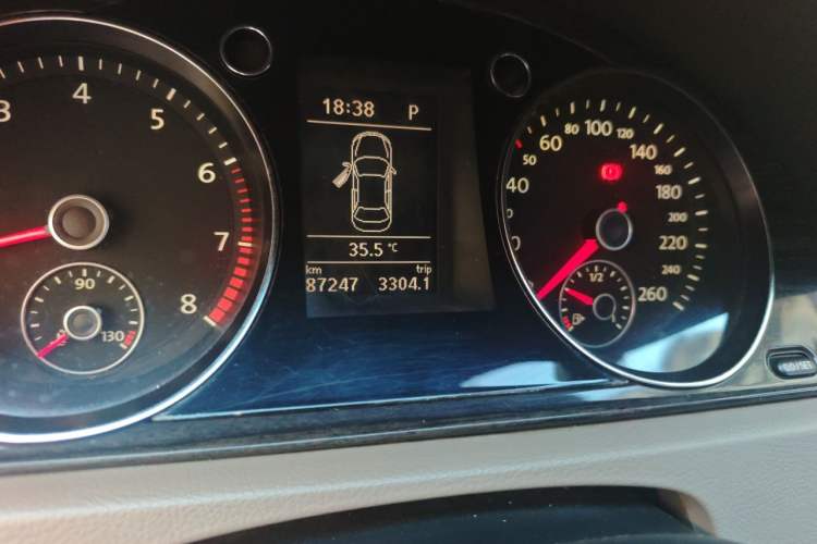 Used Volkswagen Magotan 2012 1.8TSI Prestige Model Odometer Close Up