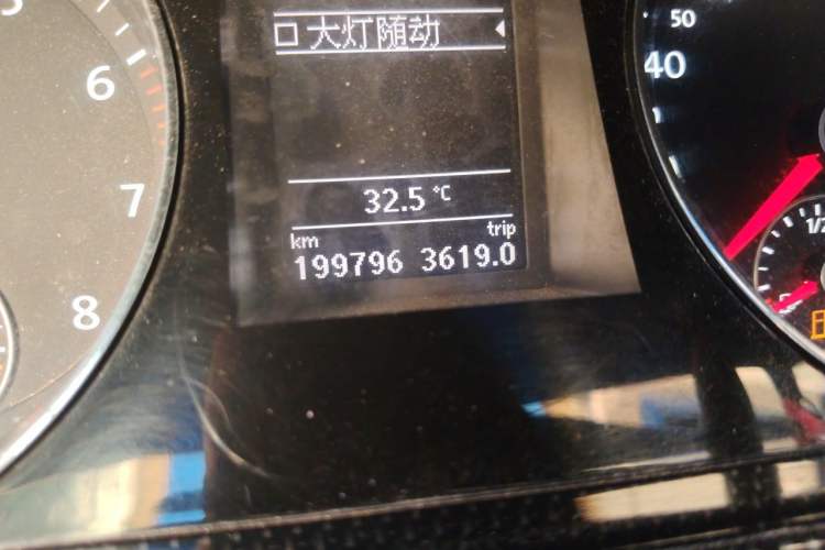 Used Volkswagen Magotan 2012 Revised Version 1.8TSI Leading Edition Odometer Close Up