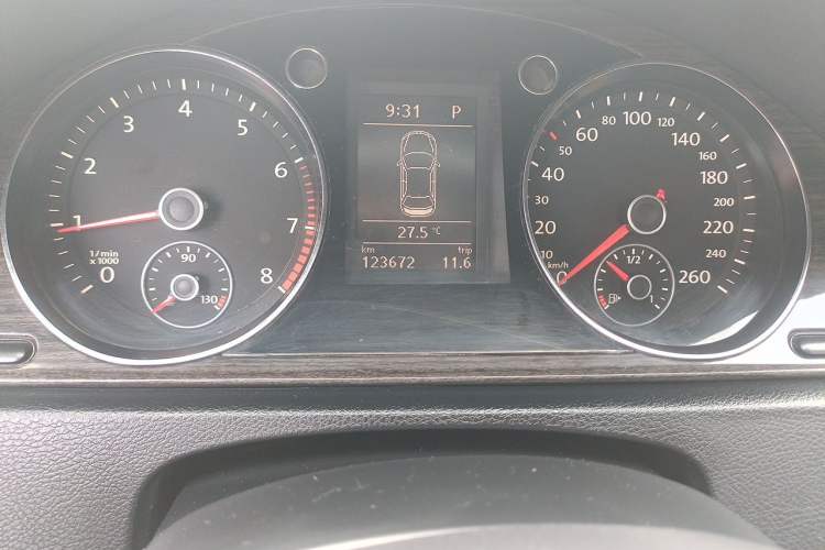 Used Volkswagen Magotan 2012 1.8TSI Prestige Model Odometer Close Up