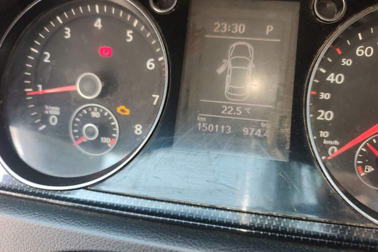 Used Volkswagen Magotan 2012 1.8TSI Luxury Model Odometer Close Up