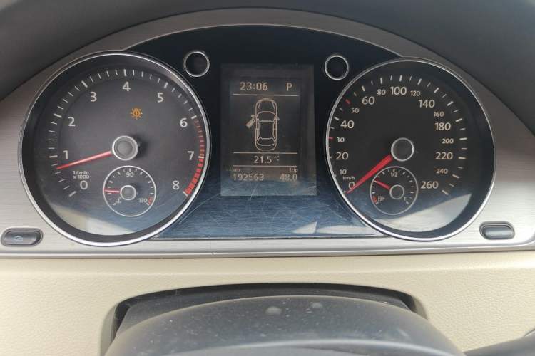 Used Volkswagen Magotan 2012 1.8TSI Luxury Model Odometer Close Up