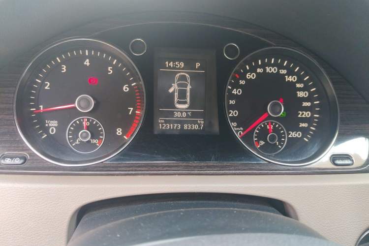 Used Volkswagen Magotan 2012 Facelift 2.0 TSI Prestige Model Odometer Close Up