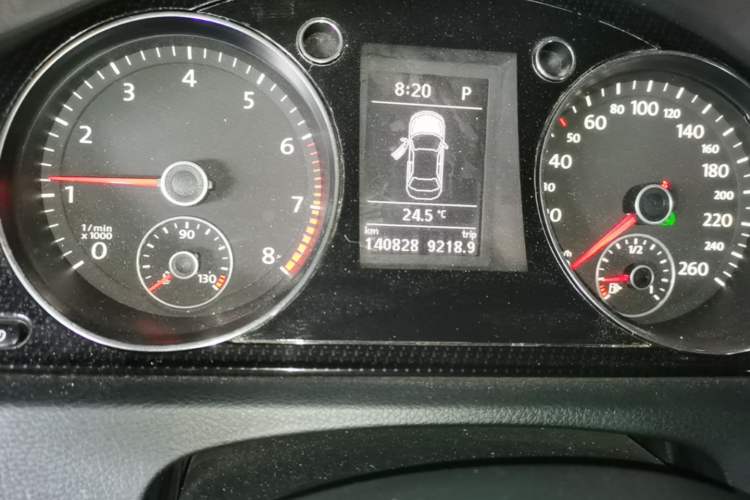 Used Volkswagen Magotan 2012 Revised Version 1.8TSI Leading Edition Odometer Close Up
