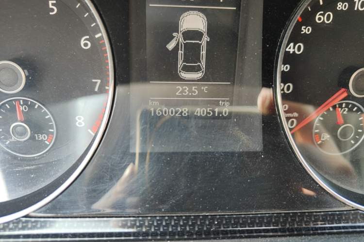 Used Volkswagen Magotan 2012 1.8TSI Luxury Model Odometer Close Up