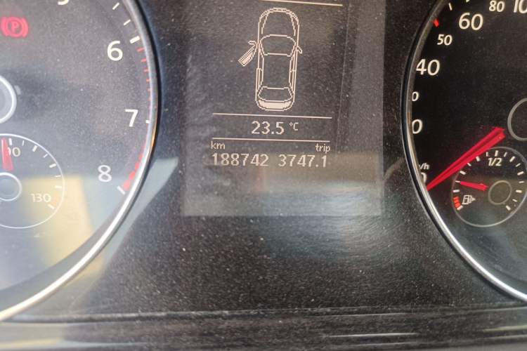 Used Volkswagen Magotan 2012 Facelift 2.0 TSI Prestige Model Odometer Close Up