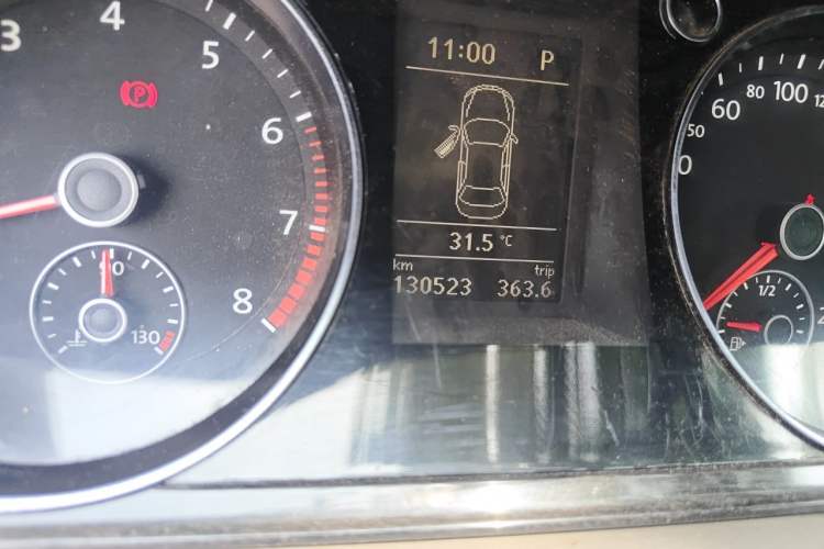 Used Volkswagen Magotan 2012 Facelift 2.0 TSI Prestige Model Odometer Close Up