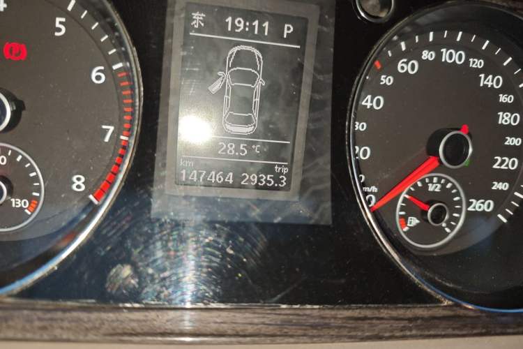 Used Volkswagen Magotan 2012 Facelift 1.8TSI Prestige Model Odometer Close Up