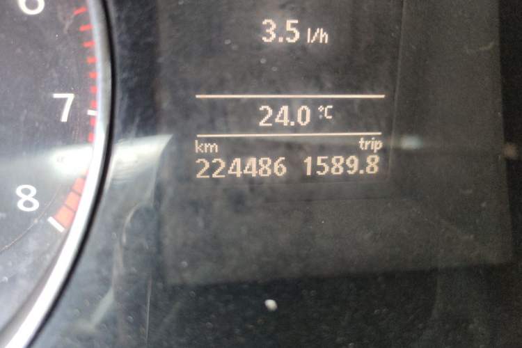 Used Volkswagen Magotan 2012 Facelift 2.0 TSI Prestige Model Odometer Close Up