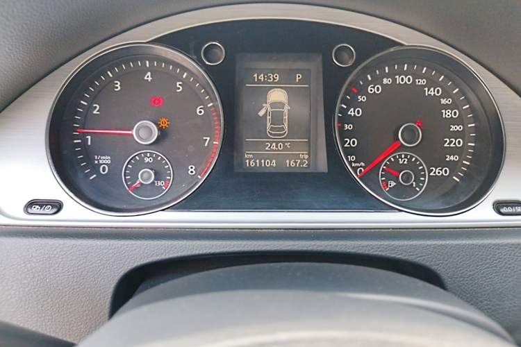 Used Volkswagen Magotan 2012 1.8TSI Comfort Model Odometer Close Up
