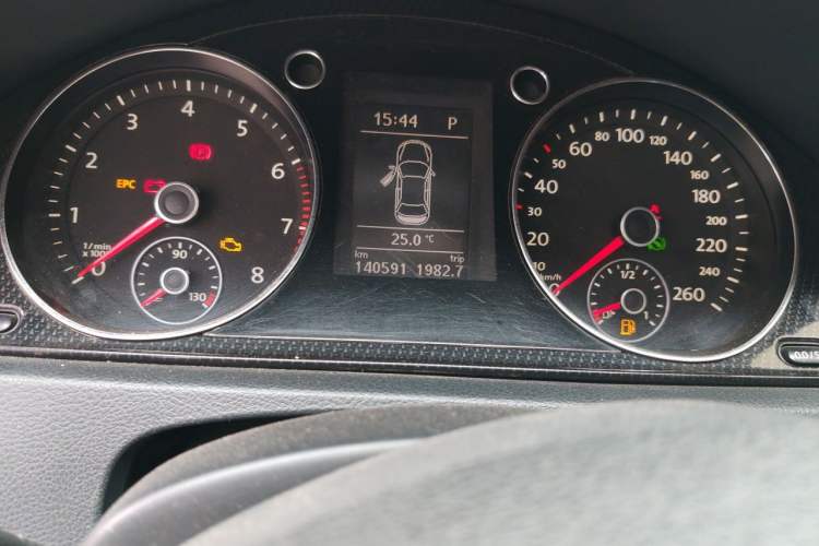 Used Volkswagen Magotan 2012 1.8TSI Luxury Model Odometer Close Up