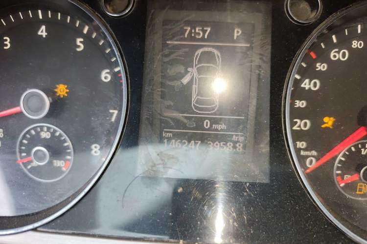 Used Volkswagen Magotan 2012 1.8TSI Luxury Model Odometer Close Up